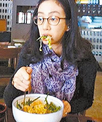 韩女星郑丽媛曝素颜吃饭“丑照” 一脸呆滞(图)--国家史册