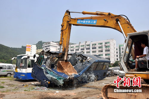 深圳公开销毁324辆非法营运黑车--中国年鉴
