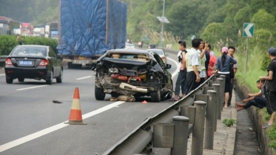 广东长深高速大巴被撞翻车至少9死21伤(组图)--中国年鉴网