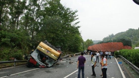 广东长深高速大巴被撞翻车至少9死21伤(组图)--中国年鉴网