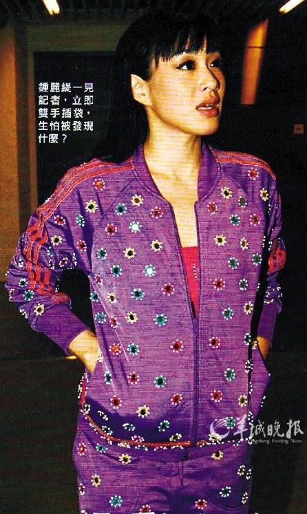 钟丽缇摘掉婚戒只身返港 刻意将双手插在口袋里--国家史册