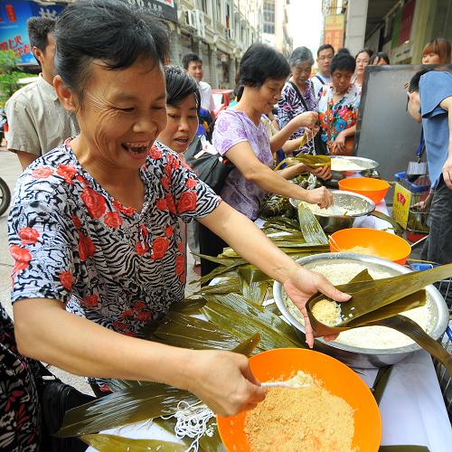 端午民俗——包粽子--中国年鉴网