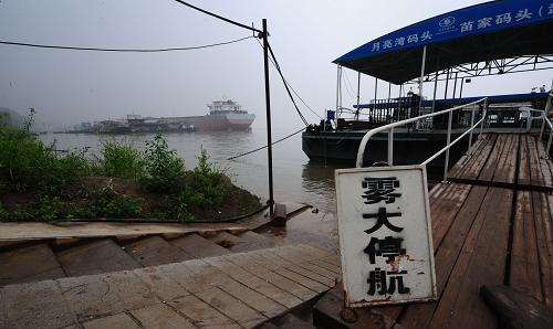 武汉长江大桥遭船队碰擦--中国年鉴网