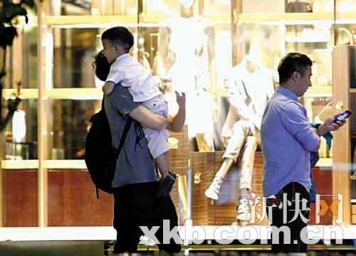 邓超抵沪做婚礼最后筹备 为准新娘排忧包办婚礼--中国年鉴网