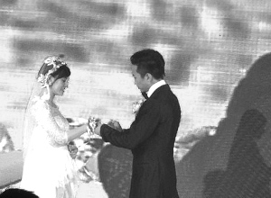 邓超结婚高希希“讨”媒人礼:按习俗欠我24个肘子--国家史册