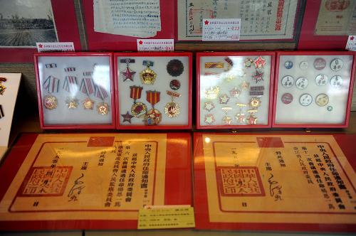 杭州举办“庆祝中国共产党成立90周年红色珍藏品展”--中国年鉴