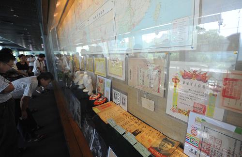 杭州举办“庆祝中国共产党成立90周年红色珍藏品展”--中国年鉴