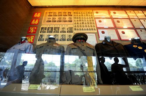 杭州举办“庆祝中国共产党成立90周年红色珍藏品展”--中国年鉴