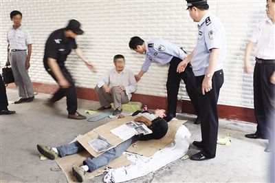 医闹焚烧冥纸加辣椒粉被警方拘留(图)--国家史册