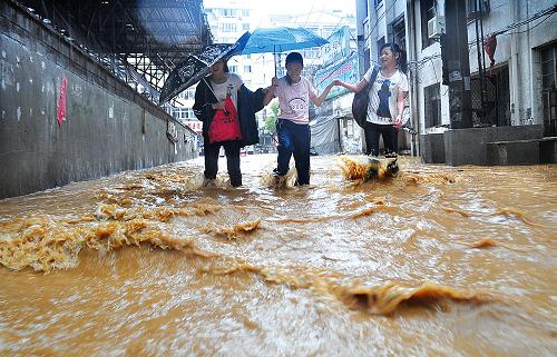 湖北黄石降雨 马路变成“河”--国家年鉴