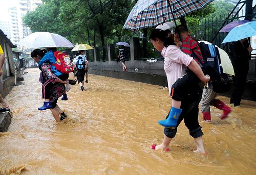 湖北黄石降雨 马路变成“河”--国家年鉴