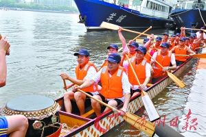 广州五位正副市长参加龙舟表演赛(组图)--中国年鉴网