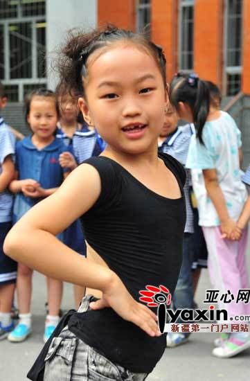七岁女孩登台跳舞帮父母养家(图)--国家年鉴