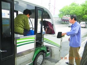 北京部分社区开通电瓶车缓解居民出行难(组图)--国家史册