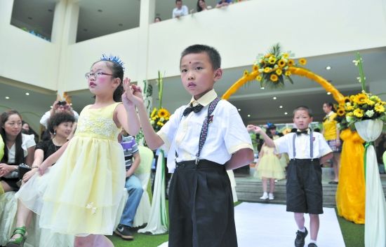 幼儿园毕业典礼被学生认为像结婚仪式--中国年鉴
