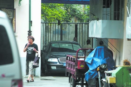 7人抬走轿车为消防车进小区救火开道--国家史册