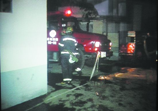 7人抬走轿车为消防车进小区救火开道--国家史册