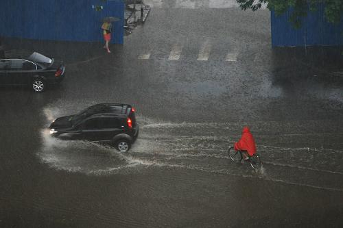 北京遭遇强雷雨天气--中国年鉴