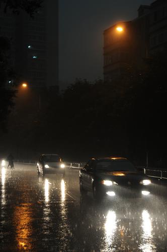 北京遭遇强雷雨天气--中国年鉴