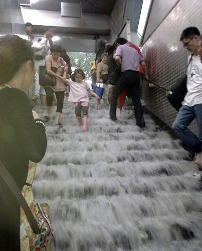 北京遭遇强雷雨天气--中国年鉴