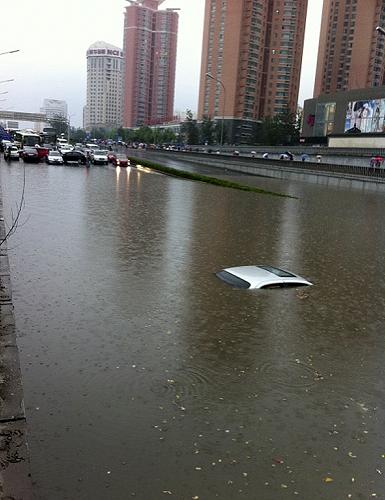 北京遭遇强雷雨天气--中国年鉴