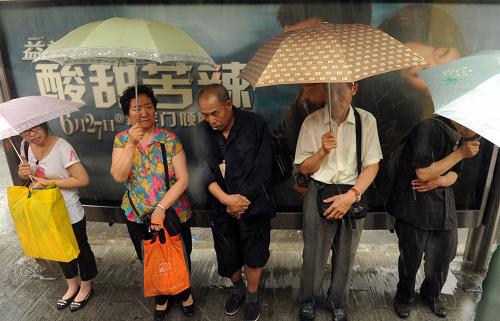 北京遭遇强雷雨天气--中国年鉴