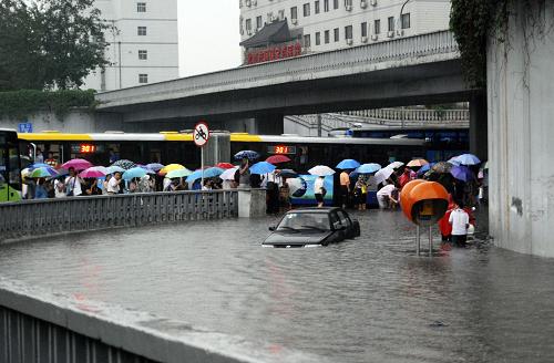 北京遭遇强雷雨天气--中国年鉴