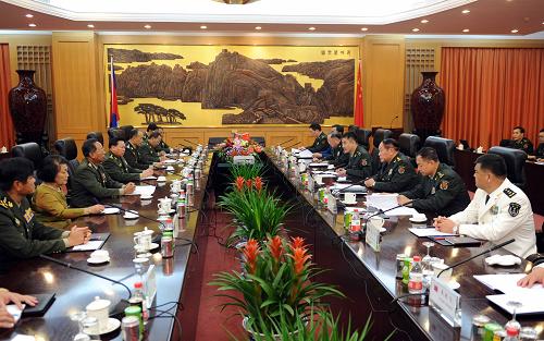 梁光烈与柬埔寨副首相兼国防大臣会谈--中国年鉴