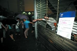 北京暴雨地铁突停 数百乘客高架桥受困--中国年鉴网
