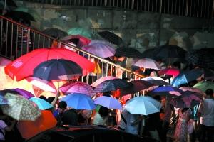 北京暴雨地铁突停 数百乘客高架桥受困--中国年鉴网