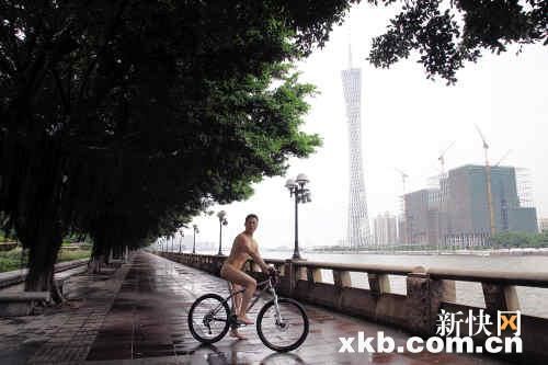 广州青年独自裸骑宣传环保引发热议(图)--中国年鉴