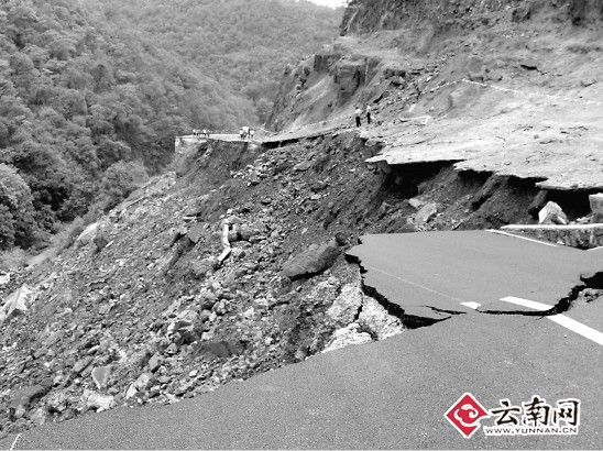 云南新平二级公路坍塌致2死2伤(组图)--国家年鉴