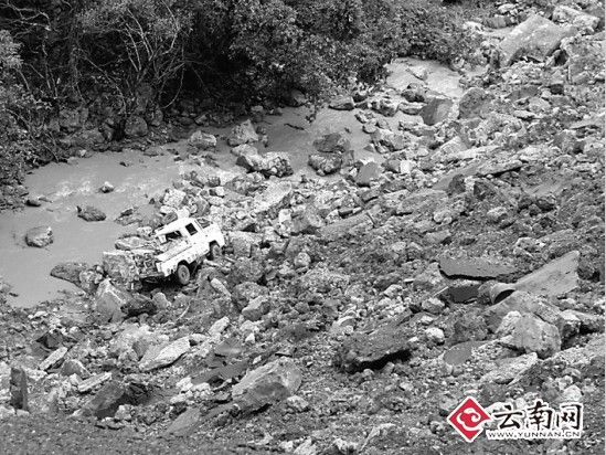 云南新平二级公路坍塌致2死2伤(组图)--国家年鉴