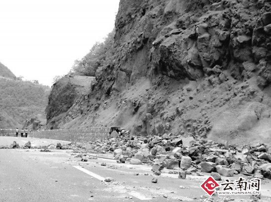 云南新平二级公路坍塌致2死2伤(组图)--国家年鉴