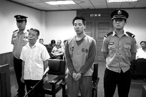 男子因床铺纠纷追砍同事误将路人杀死--中国年鉴