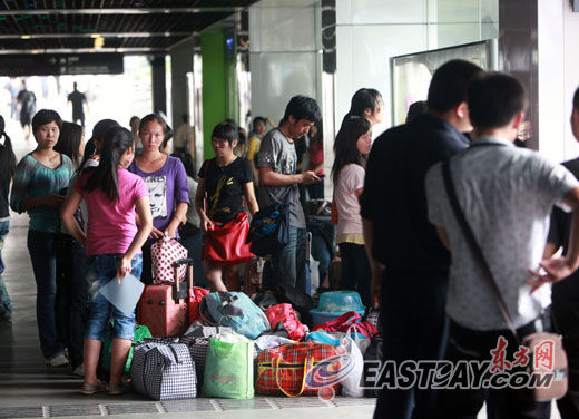 200余名大学生来上海打工被中介转往江苏--中国年鉴网