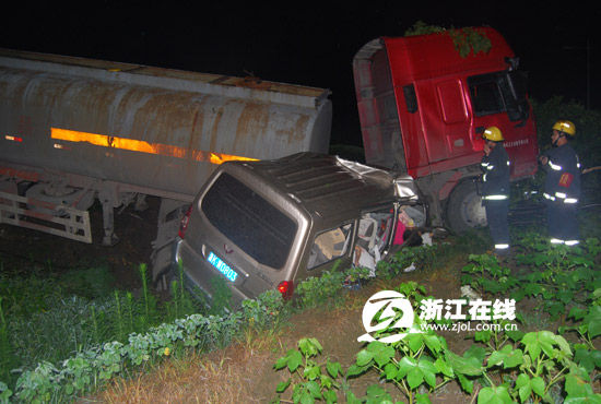 浙江龙游装硫酸槽罐车与面包车相撞致2死2伤--国家年鉴