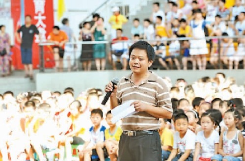 小学生毕业校工上最后一课:曝恶习 提寄语(图)--中国年鉴网