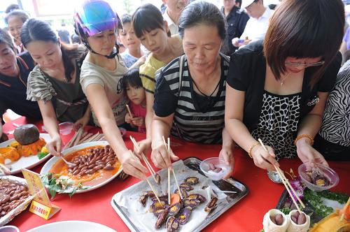 “红姑娘”红薯飘香 引八方游客--中国年鉴网