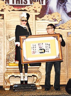 Lady Gaga承认双性恋身份 盼同志婚姻全球合法--国家史册