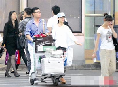 图文:周冬雨不受高考成绩影响 前呼后拥待遇高--中国年鉴网