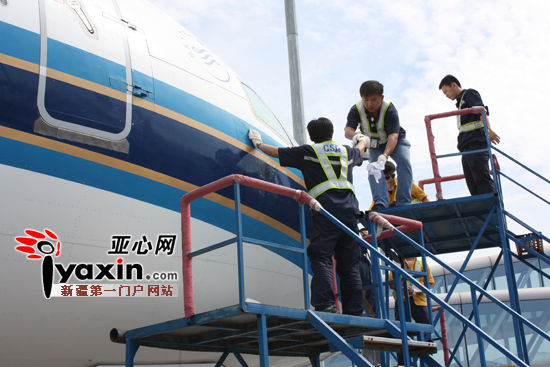 新疆一架客机起飞时遭鸽群撞击紧急返航(组图)--中国年鉴