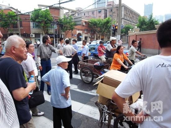 男子不满公交车违规变道用身体挡车被打(图)--国家史册