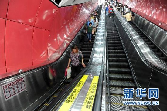 组图:广州地铁2号线1部扶梯在运行中突然停运--中国年鉴