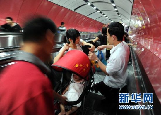 组图:广州地铁2号线1部扶梯在运行中突然停运--中国年鉴
