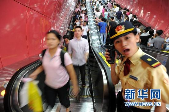 组图:广州地铁2号线1部扶梯在运行中突然停运--中国年鉴