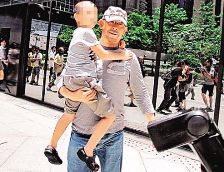 姜文护子心切动怒拍记者 或处理爱儿事宜赴港(图)--中国年鉴网