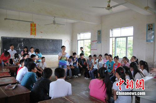 农村学生缺自信 大学生送“自信教育”--中国年鉴