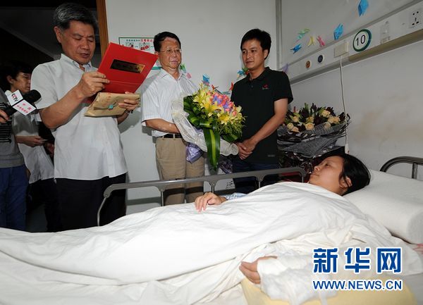 面对荣誉最美妈妈说“妈妈的心其实都一样”--中国年鉴