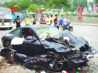 无牌跑车撞飞环卫工后司机坐车逃逸--国家年鉴